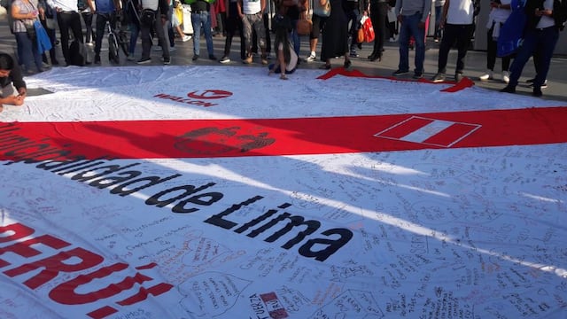 Camiseta gigante recorre Lima en busca de firmas de apoyo para la selección peruana [VIDEO]