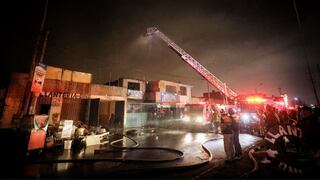 Callao: Incendio de gran magnitud afectó en su totalidad a un almacén de llantas [VIDEO]
