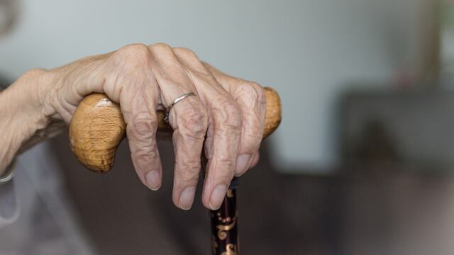 Argentina: anciana de 84 años se atragantó con comida y murió en un choque cuando la llevaban al hospital
