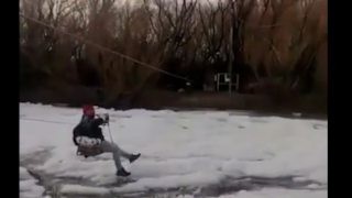 Cruzó un río congelado para ayudar a un anciano que quedó aislado por las bajas temperaturas [VIDEO]
