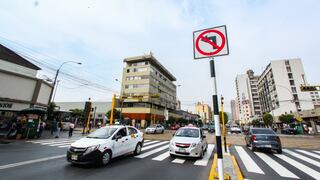 Anuncian sanciones para conductores que no respeten señales que prohíben voltear en U y girar a la izquierda
