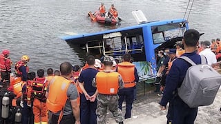 Al menos 21 muertos al precipitarse un autobús en un lago de China [FOTOS]