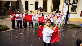 Pacientes y personal de salud del INSN alientan a la selección peruana [VIDEO]
