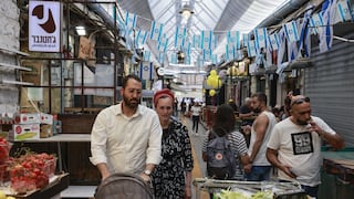 Las personas salen a la calle sin mascarillas tras un año en Israel