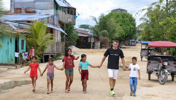 Proyecto que promueve la inclusión de niños y niñas, a través del deporte, en Iquitos recibió la visita del ex ídolo del Barcelona, Javier Saviola.