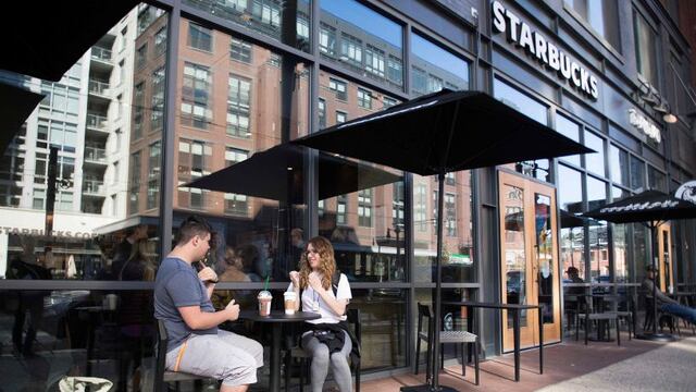 Starbucks abre su primer café que atiende en lenguaje de señas en EE.UU