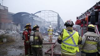 Bomberos controlaron incendio de grandes proporciones en fábrica ubicada en Huachipa [FOTOS Y VIDEOS]