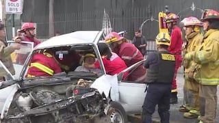 Auto choca contra bus del Metropolitano en el Centro de Lima