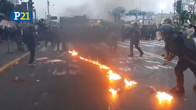‘Toma de Lima’: Manifestantes lanzaron molotov a cordón policial en avenida Abancay | VIDEO