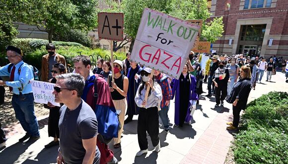 Estudiantes manifestantes y activistas pro palestinos participan en una huelga en el campus de la Universidad de California en Los Ángeles (UCLA), en Los Ángeles. (Foto: AFP)