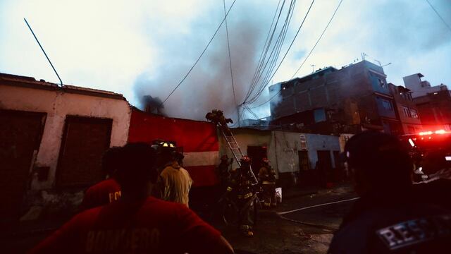 Incendio en una casona en Cercado de Lima: Bomberos controlan siniestro