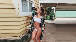 Ximena Hoyos disfruta del verano en bikini y con agua de coco [FOTOS]
