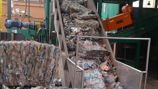 Perú produce 1,200 toneladas de botellas plásticas recicladas al mes