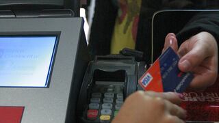 Casi 300 mil peruanos sobreendeudados por tarjetas de crédito