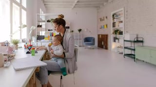 “Cuando te hartes, llámanos”: La línea SOS de los Países Bajos para los padres que teletrabajan y educan a sus hijos en casa