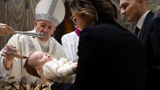 Papa Francisco bautizó a decenas de niños y recordó que es importante hacerlo de pequeños | FOTOS
