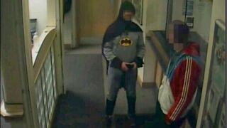 Hombre vestido de Batman atrapa a sospechoso y lo entrega a la policía