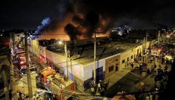 Un incendio de gran magnitud consumió un almacenes de plástico y juguetes, ubicados en el jirón Coronel Zubiaga, en la zona Barrios Altos, en el Cercado de Lima. Fotos: Joel Alonzo/ @photo.gec