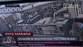 VIDEO: Familiares de pasajeros de bus causan destrozos en agencia