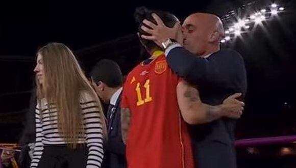 Rubiales besó sin consentimiento a Jenni Hermoso durante premiación por el título de España en Mundial Femenino. Foto: RTVE