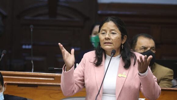 En plena semana de representación, ‘Chabelita’ estuvo en una reunión con un cartel con el logo de su “Partido Obrero del Perú”. (Congreso)