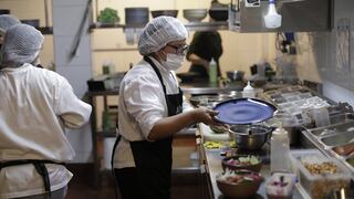 Restaurantes asumirán sobrecostos por pago de seguro complementario de trabajo de riesgo, advierte CCL