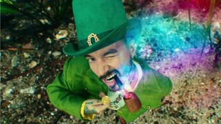 J Balvin se convierte en duende en el videoclip de su tema “Verde” 