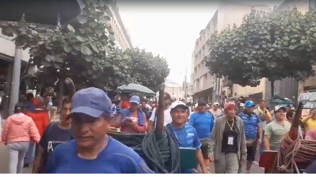 Estibadores marchan contra alcalde de Lima y dicen “tenemos derecho a trabajar”