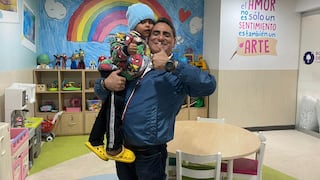 Carlos Álvarez visitó a los niños con cáncer del albergue Magia