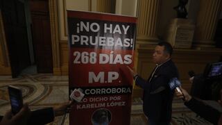 Congreso: colocan cartel en contra de denuncia de Karelim López sobre caso “Los Niños” 