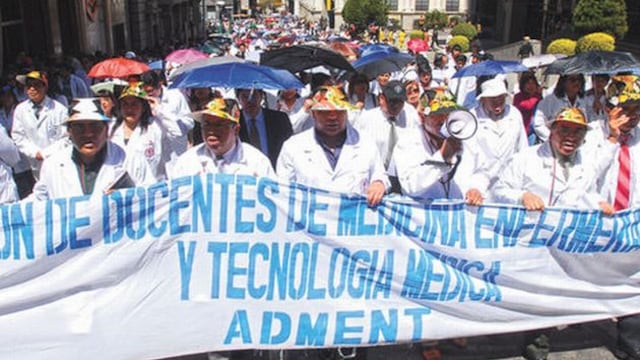 Médicos bolivianos reanudan su huelga