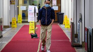 La lucha de un doctor contra el coronavirus en Hong Kong, entre la soledad y el miedo [VIDEO]