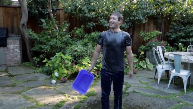 Fundador de Facebook desafía a Bill Gates a echarse un balde de agua helada