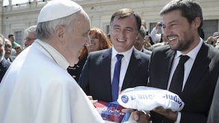 Presidente del San Lorenzo regala camiseta a Francisco