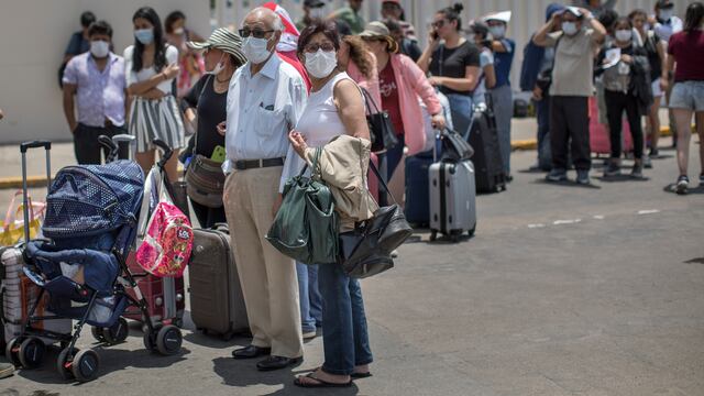 Policía entrega desayunos a personas varadas en aeropuerto Jorge Chávez