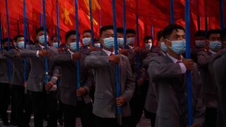 Miles de manifestantes en Corea del Norte usan mascarilla a diferencia de desfile militar previo [FOTOS]