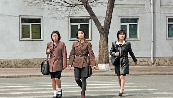 Mujeres cruzando la vía, Corea del Norte. (viralismo.com)