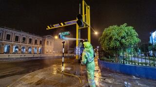 MML: Desinfectan exteriores de hospitales Almenara, Dos de Mayo y Emergencias Grau