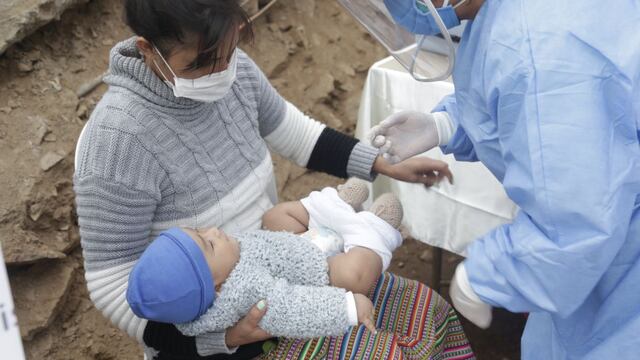 Vacunan a 200 niños y 100 adultos mayores de San Juan de Lurigancho contra la influenza