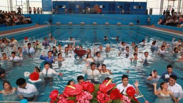 Parejas se casaron bajo el agua en una piscina de Ventanilla a vísperas de San Valentín [VIDEO]