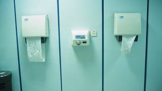 Secarse las manos con papel toalla es mejor contra los virus que el secador de aire automático, según estudio