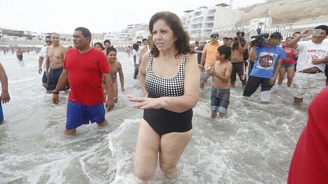Lourdes Flores bailó y se bañó en la playa de Punta Hermosa como parte de la campaña de Alianza Popular
