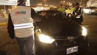 Callao: envían al depósito a taxis informales que operan en el aeropuerto Jorge Chávez