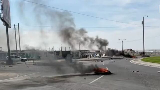 Manifestantes bloquean vía hacia el aeropuerto de Tacna con llantas quemadas y piedras 