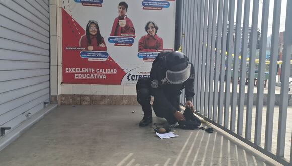 EN EL LUGAR. Agentes de la UDEX llegaron para retirar extraño material envuelto en bolsa negra. (Foto: Perú21).
