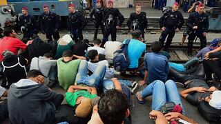 Hungría: Caos en estación de trenes de Budapest por ola de inmigrantes [Fotos y video]