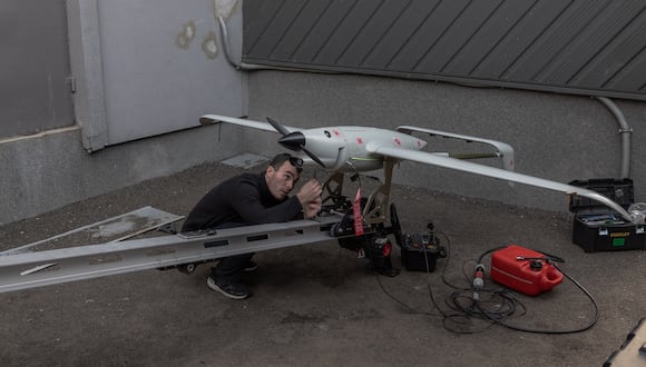 Frabricación de drones ucranianos en Kiev. (Photo by Roman PILIPEY / AFP)
