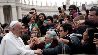 El Papa Francisco evitó que besaran su anillo pontificio para prevenir algún contagio en medio del coronavirus