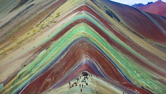 REACTIVACIÓN. Turismo aún no recupera cifras de 2019. (Foto: Montaña de siete colores en Cusco, Promperú).