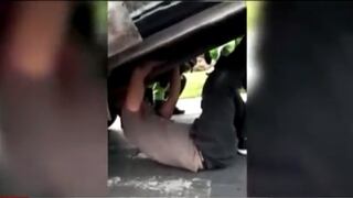 Chofer se metió bajo combi y se sacó pantalón para que no lleven su vehículo al depósito [VIDEO]